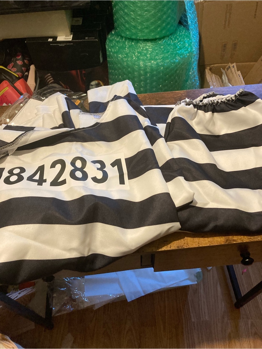 Spirit Jailbird Black & White adult costume/cosplay - Picture 6 of 12
